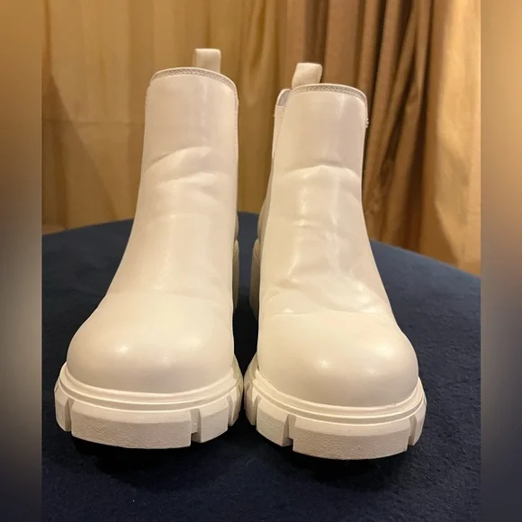 Steve Madden white Chelsea boots. Ankle-high. Chunky heel. Elastic side panel. 8 - Picture 6 of 12